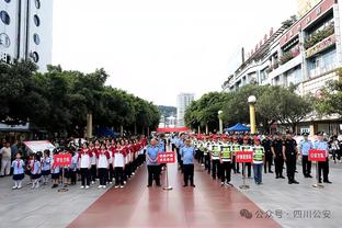 老队友！亚亚图雷晒与埃托奥合照：很高兴在沙特见到我的好朋友