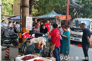 托马斯：我从小是湖人球迷 是科比的粉丝 而且是铁杆的那种